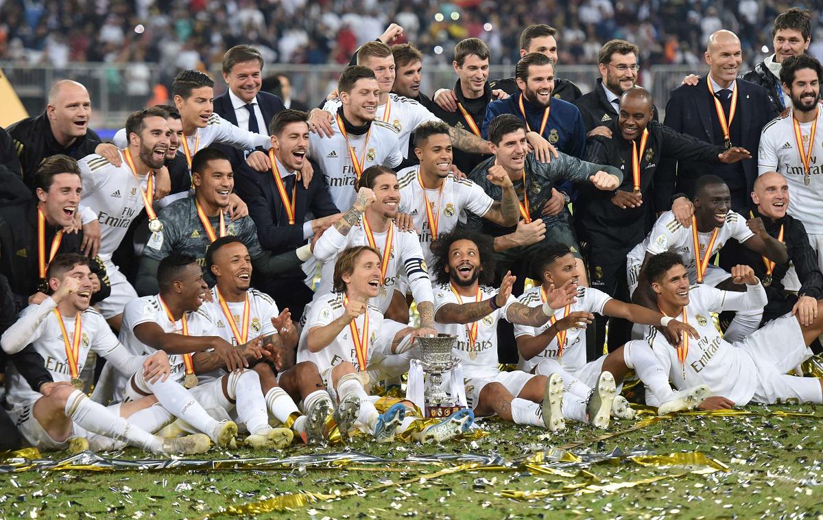 اعضاء ريال مدريد يحتفلون بالفوز بكأس السوبر الاسبانية
