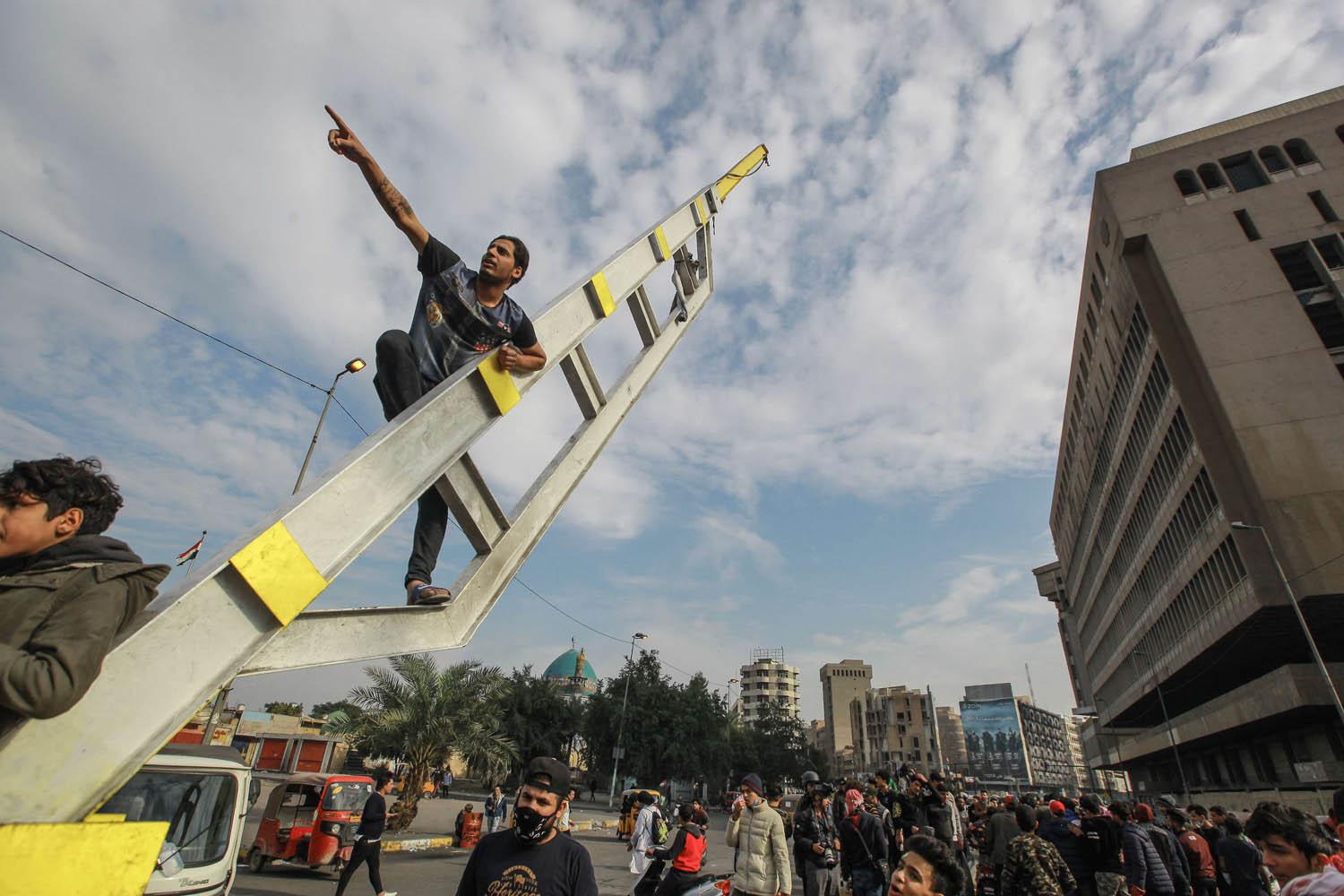 متظاهر عراقي وسط بغداد