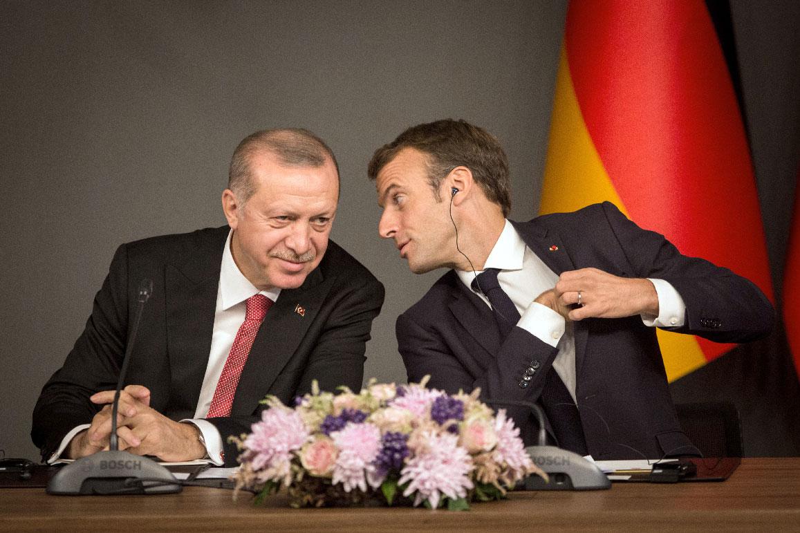 Turkish President Recep Tayyip Erdogan (L) and French President Emmanuel Macron