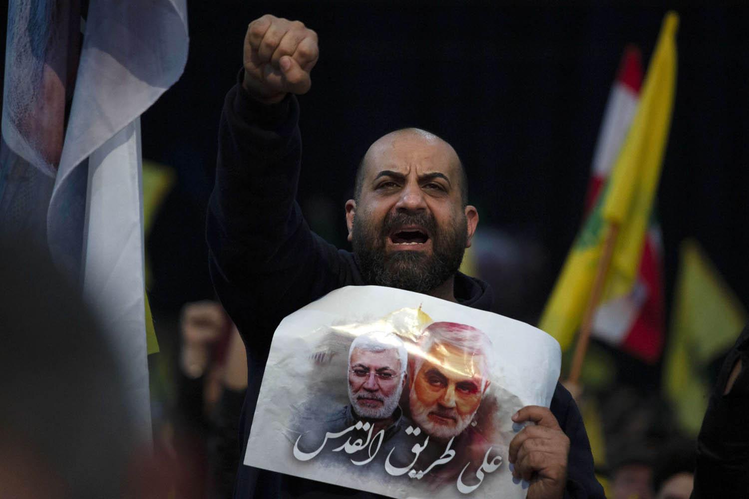 ناشط من حزب الله في حفل لتأبين قاسم سليماني في بيروت