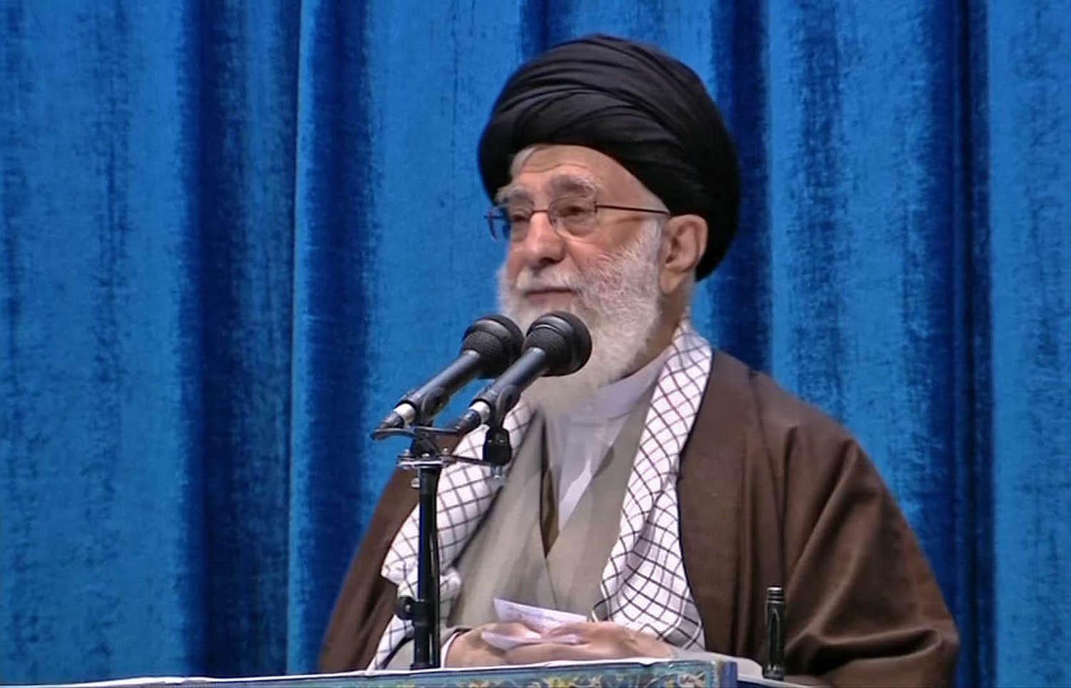المرشد الاعلى علي خامنئي يؤم الصلاة للمرة الأولى منذ سنوات