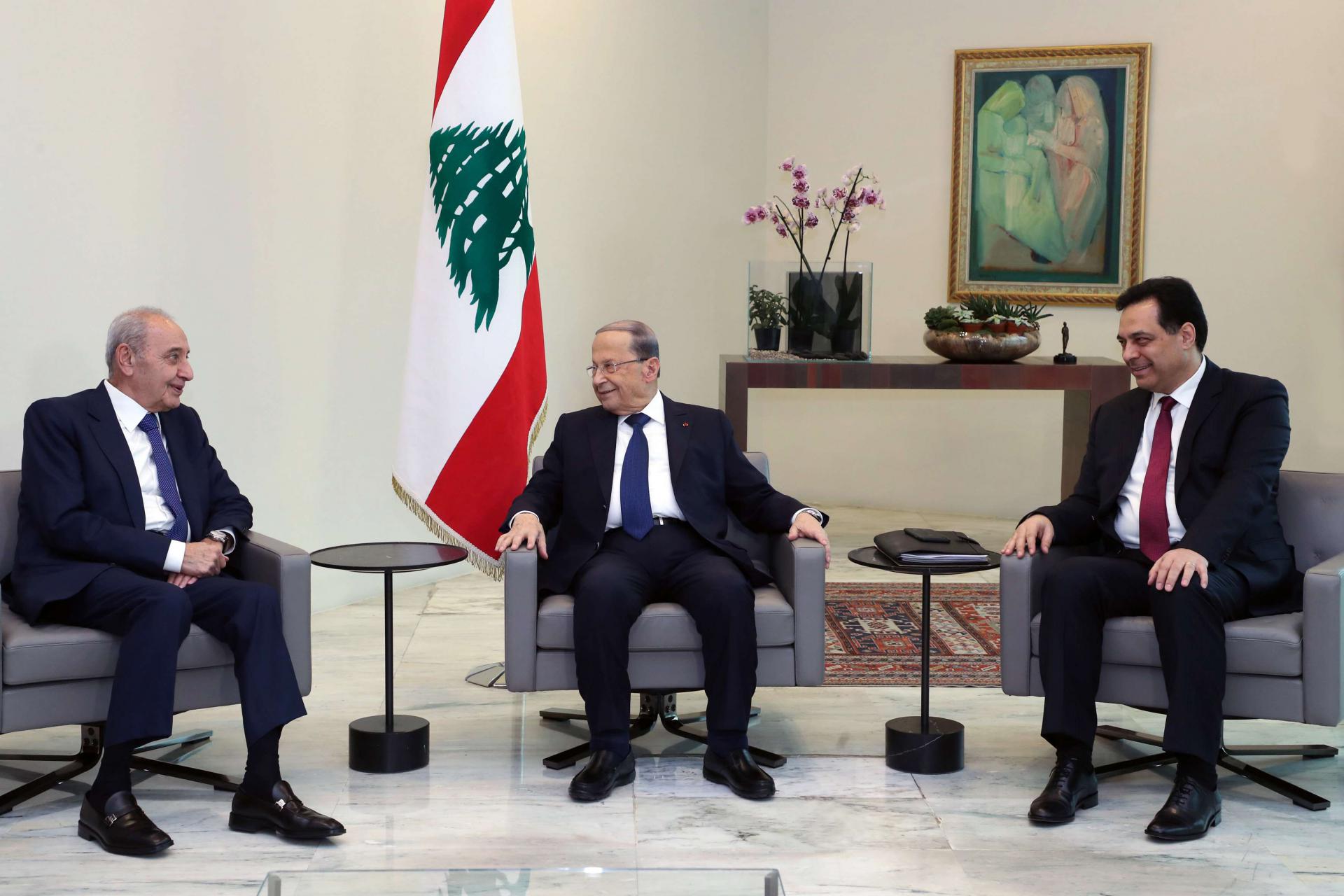 الرئيس اللبناني ميشال عون يتوسط نبيه بري رئيس البرلمان وحسان دياب رئيس الوزراء