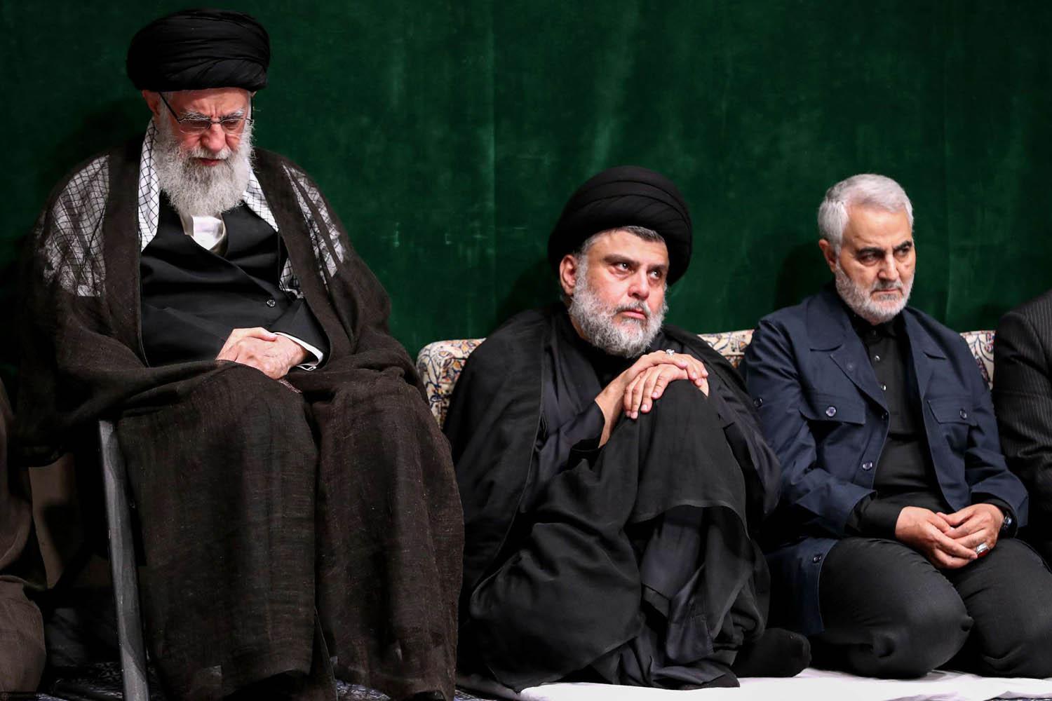 مقتدى الصدر بين المرشد الأعلى علي خامنئي وقائد فيلق القدس الراحل قاسم سليماني