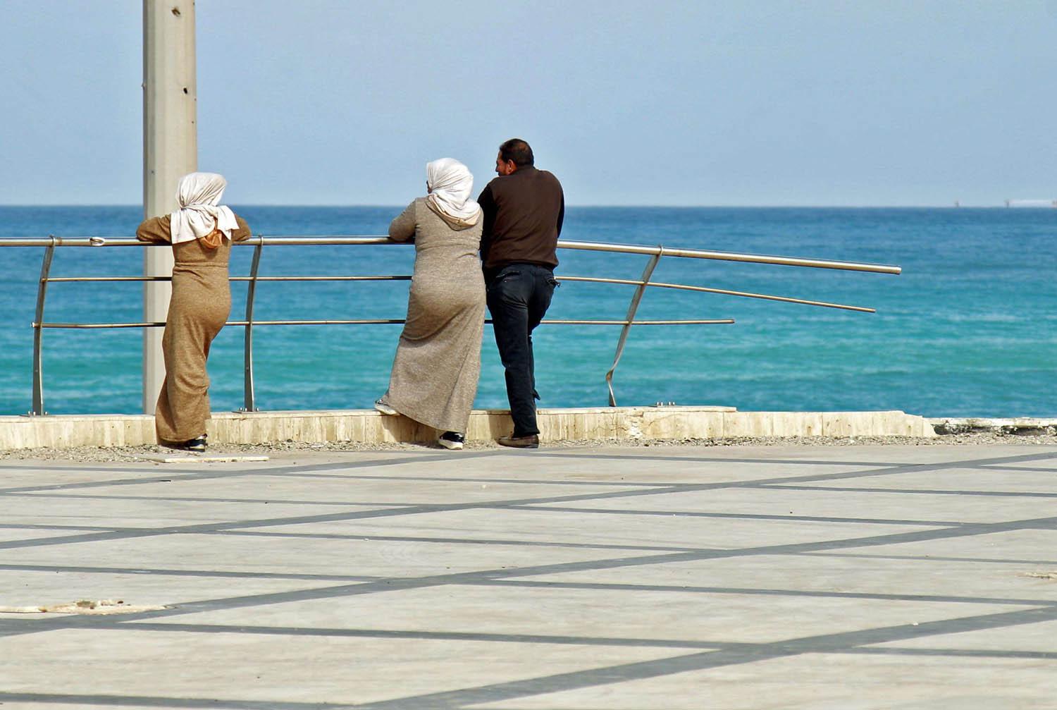 ليبيون على شاطئ بنغازي