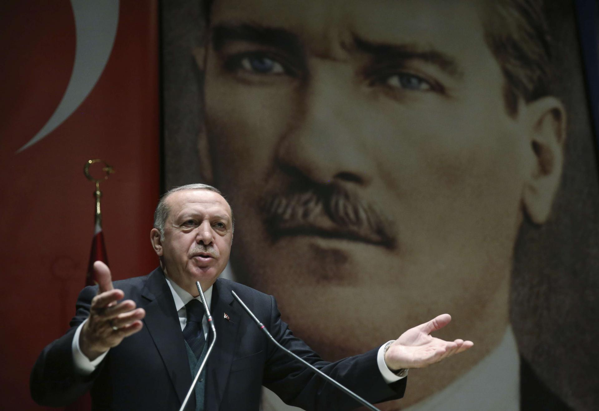 إردوغان يمجد السلطنة العثمانية وأيضا القائد الذي أنهى حكمها!