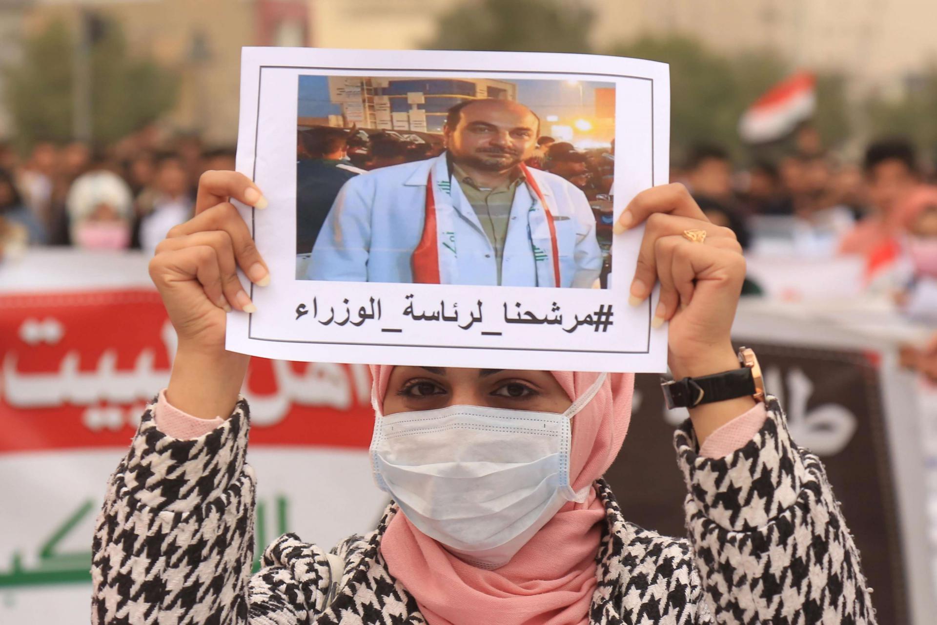 متظارة تدعم ترشح ناشط لرئاسة الحكومة العراقية