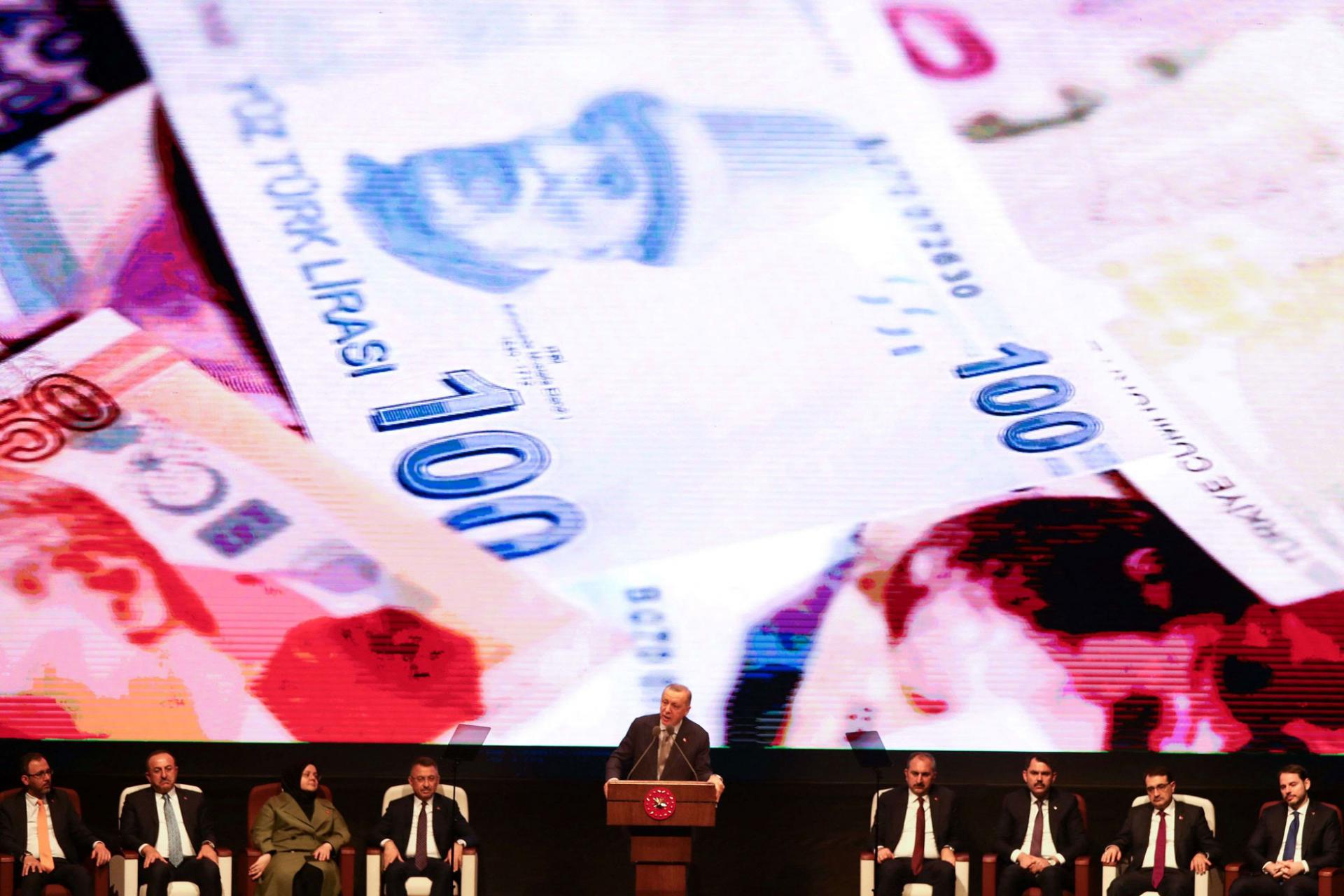 تراجع الليرة التركية يخيم على اجتماع التقييم السنوي للاقتصاد التركي