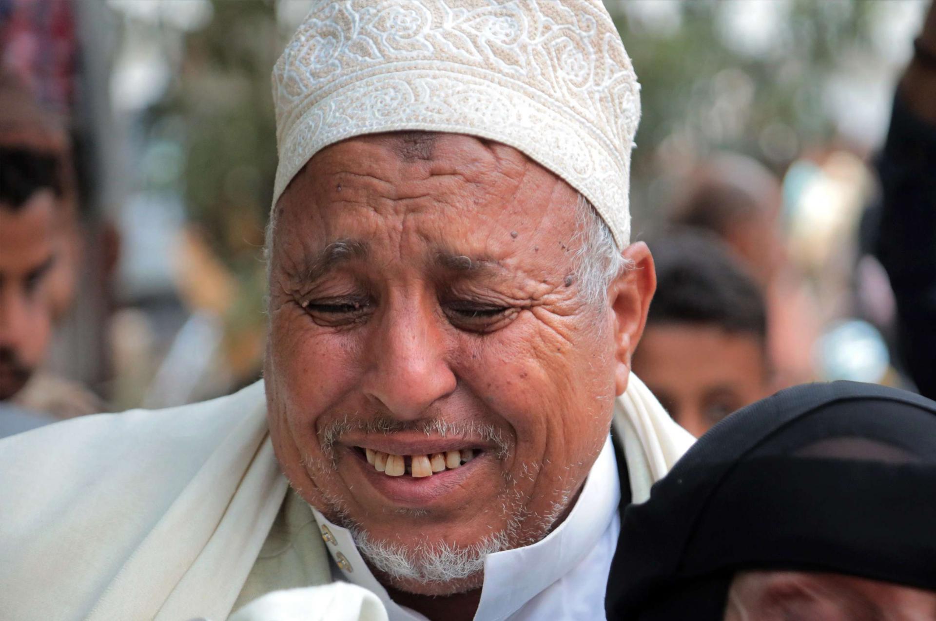 معتقل حوثي لحظة تبادل بين الأسرى بين الحكومة والانقلابيين