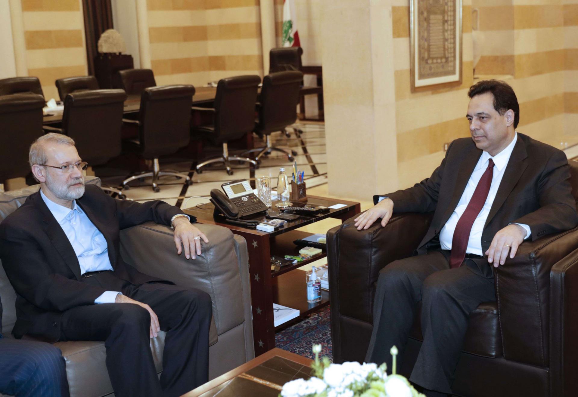 دياب (يمين) يلتقي  رئيس البرلمان الإيراني علي لاريجاني 