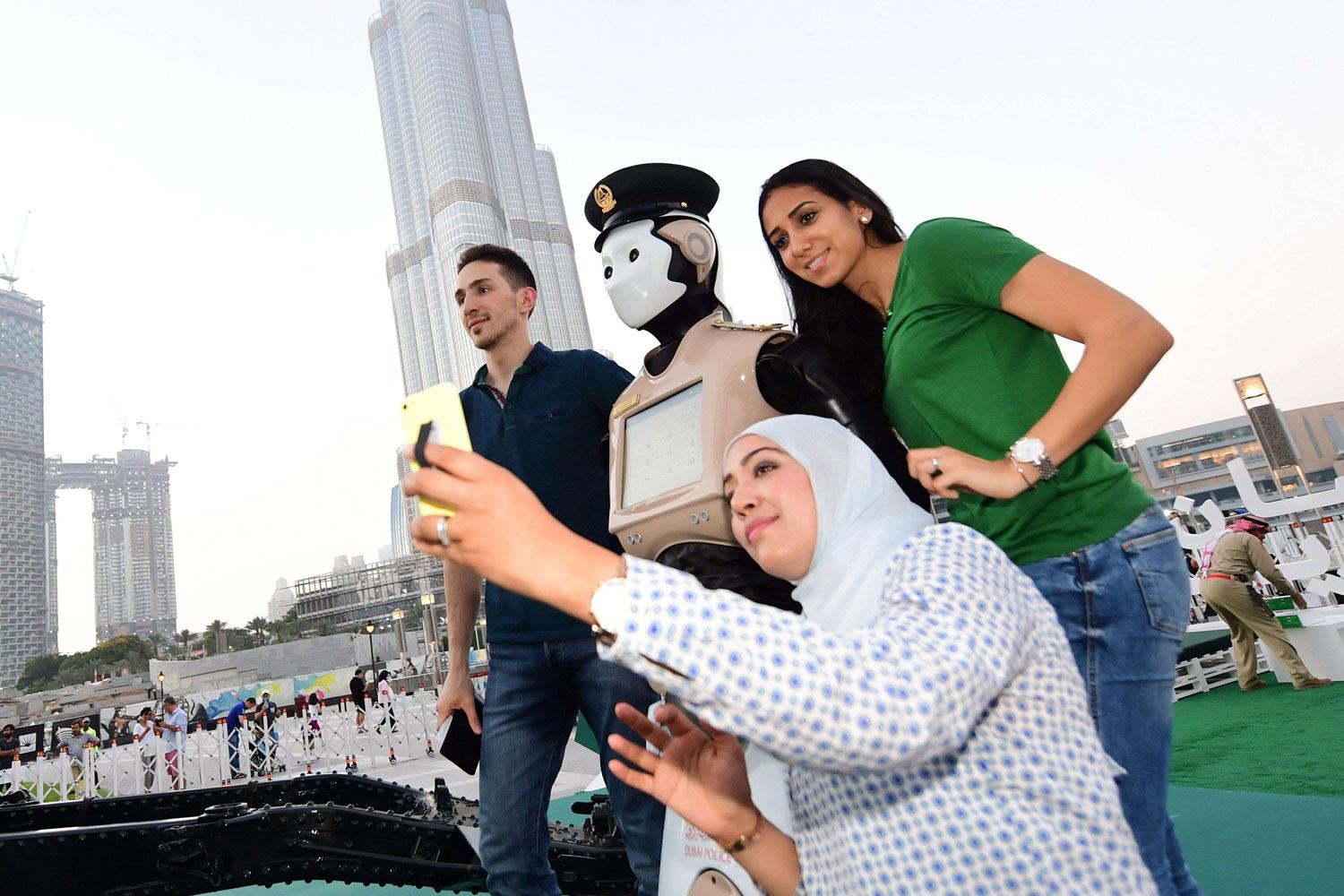 روبوت شرطي في الامارات