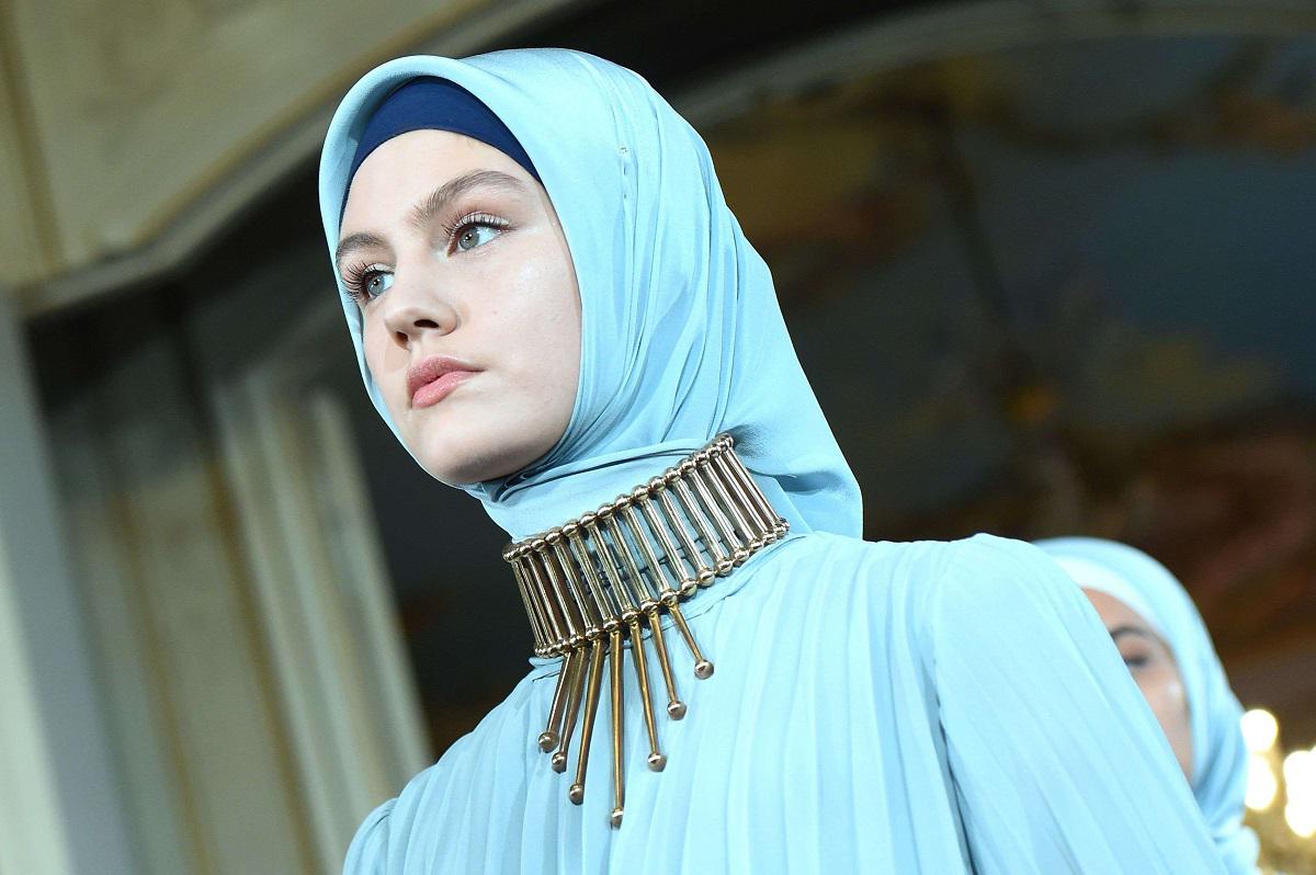 عارضة أزياء تعرض فستانا من مجموعة "فردوس" التي تملكها ابنة الرئيس الشيشاني