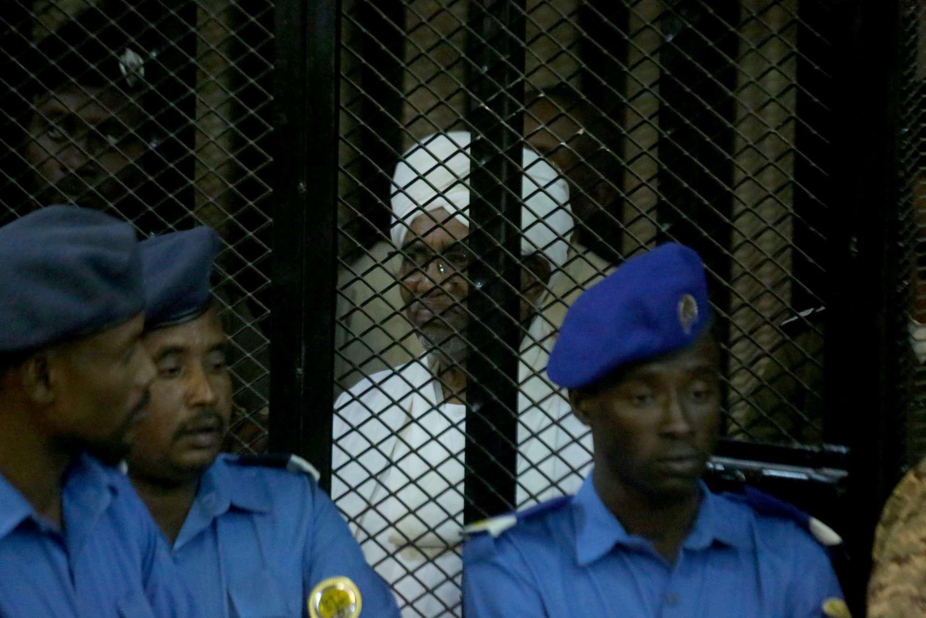 البشير مطلوب في قضايا القتل والإبادة وجرائم حرب