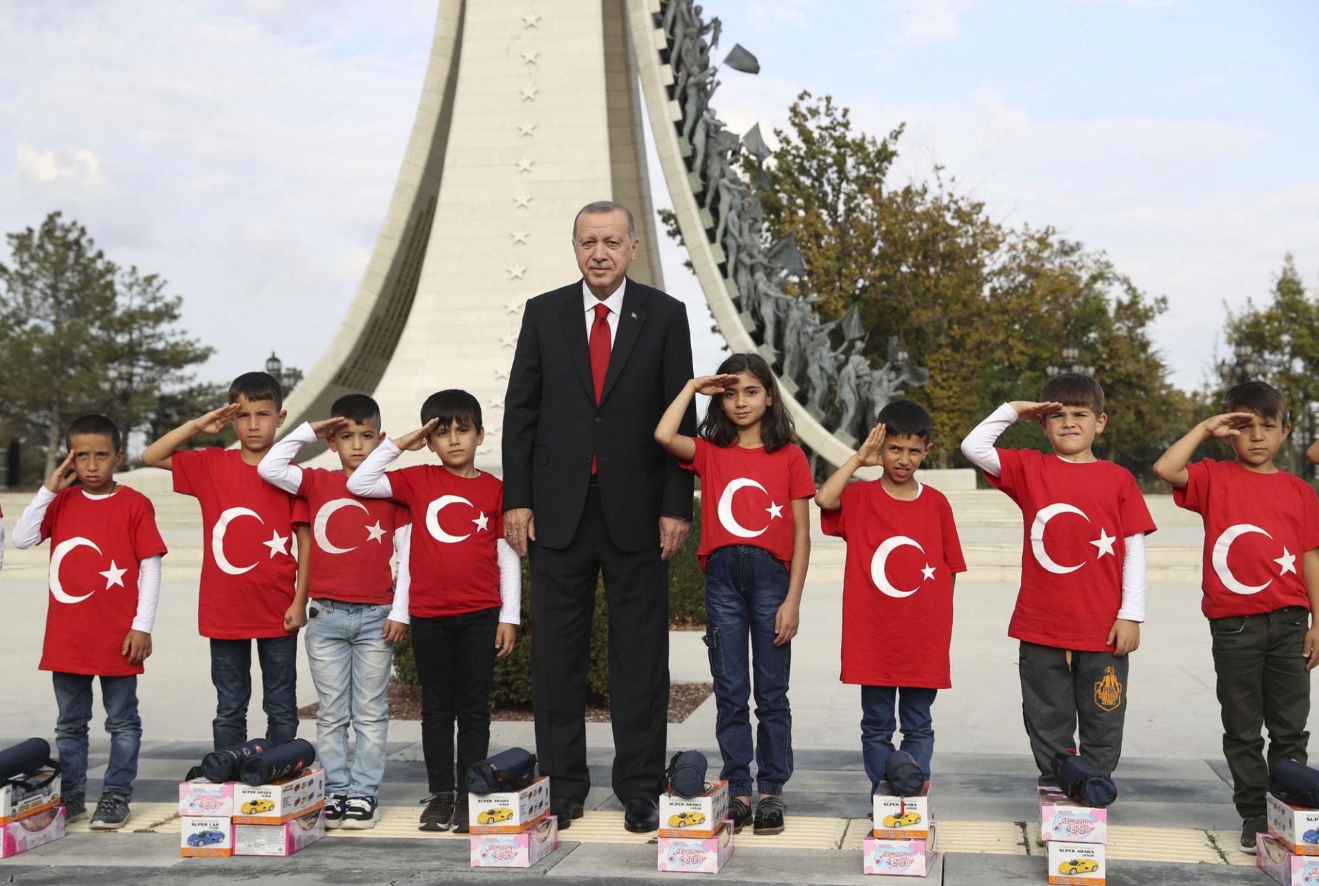 أردوغان يستميل الأتراك بمناهج تعليمية ترسخ أفكار حزبه