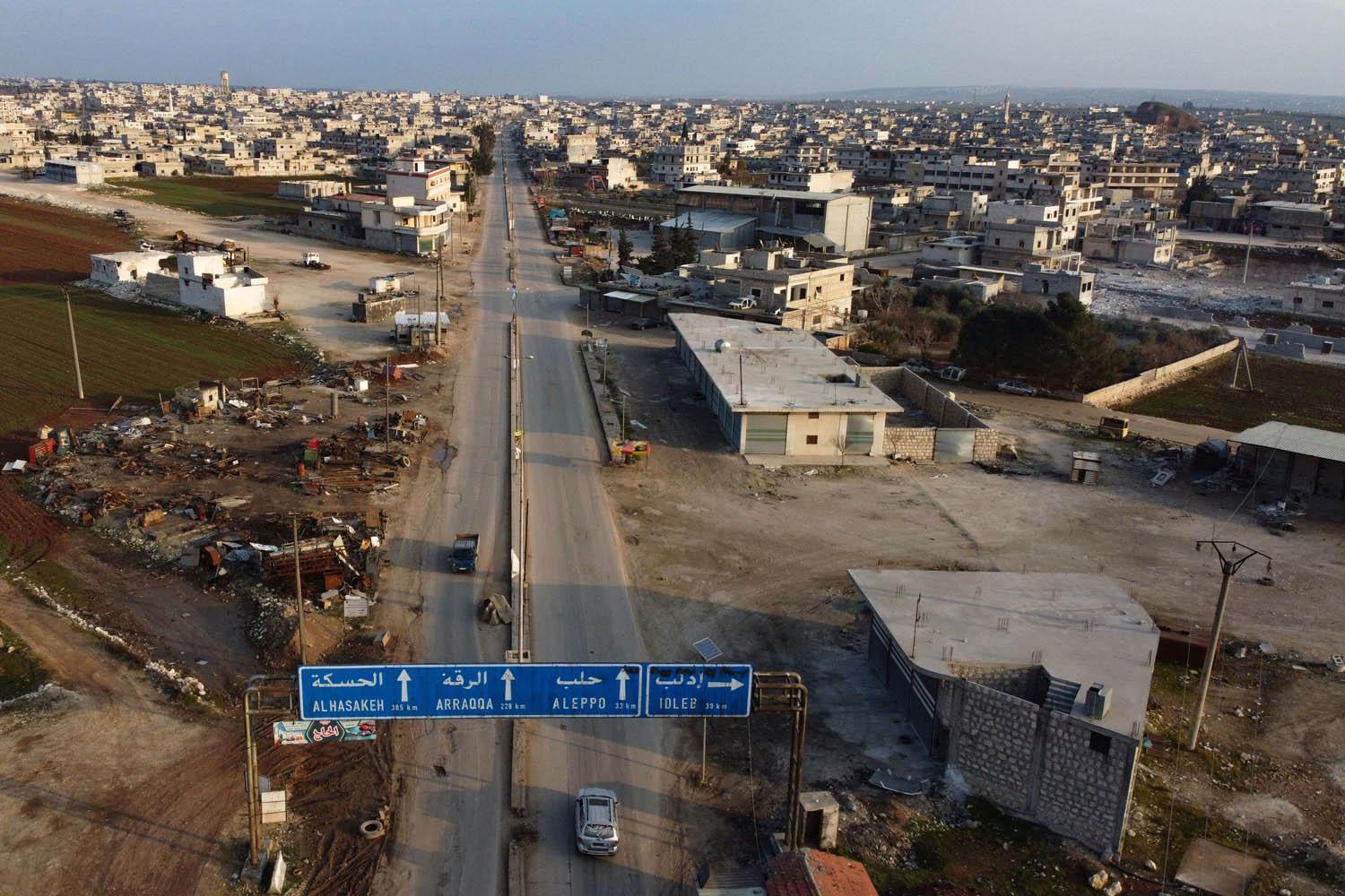 اشارات على الطريق بالقرب من ادلب