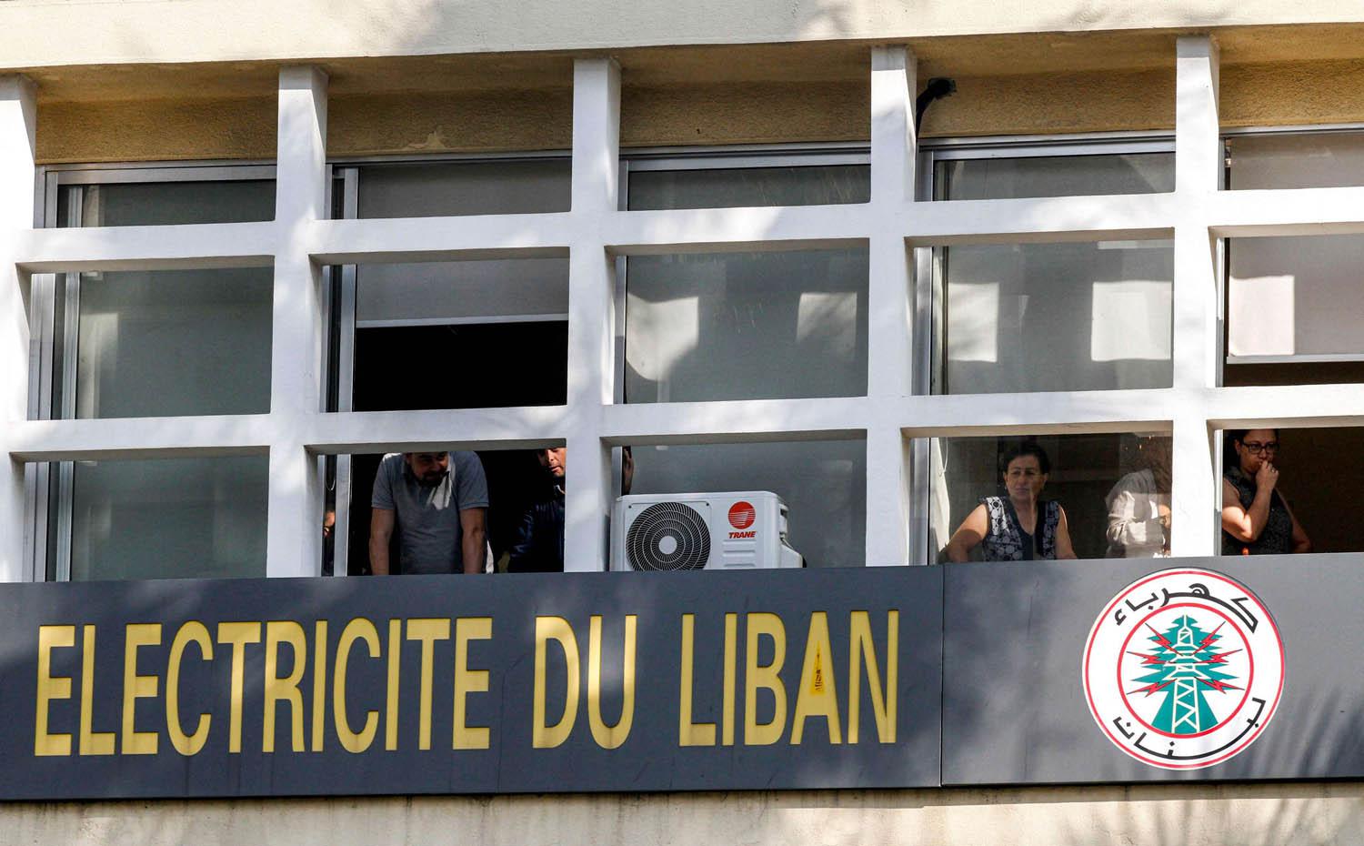 موظفون في كهرباء لبنان يتابعون تظاهرة شعبية تستهدف مؤسستهم