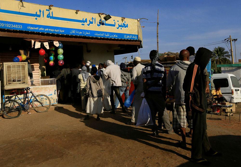 طوابير أمام مخبز في الخرطوم