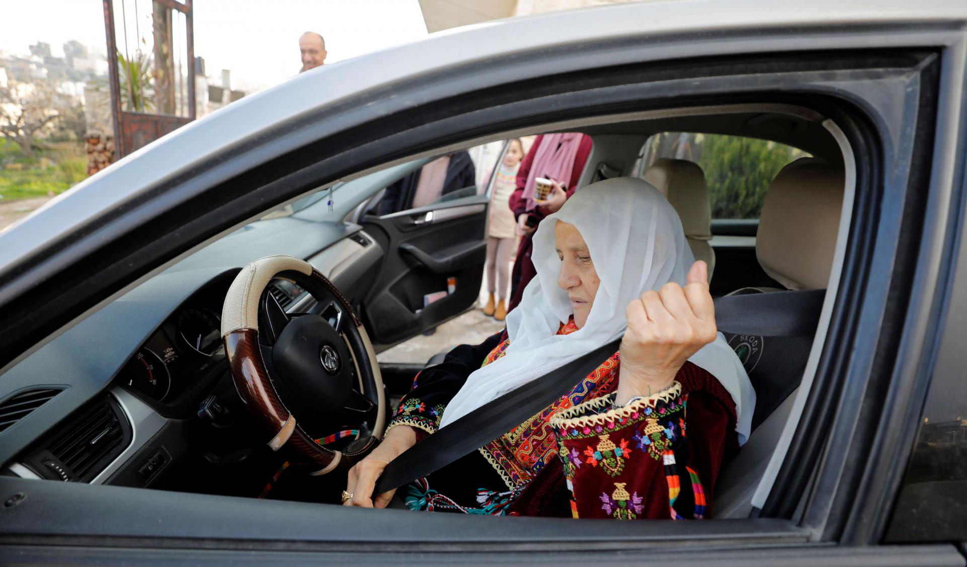 شلبية البابا تتعلم قيادة السيارة في شوارع الخليل