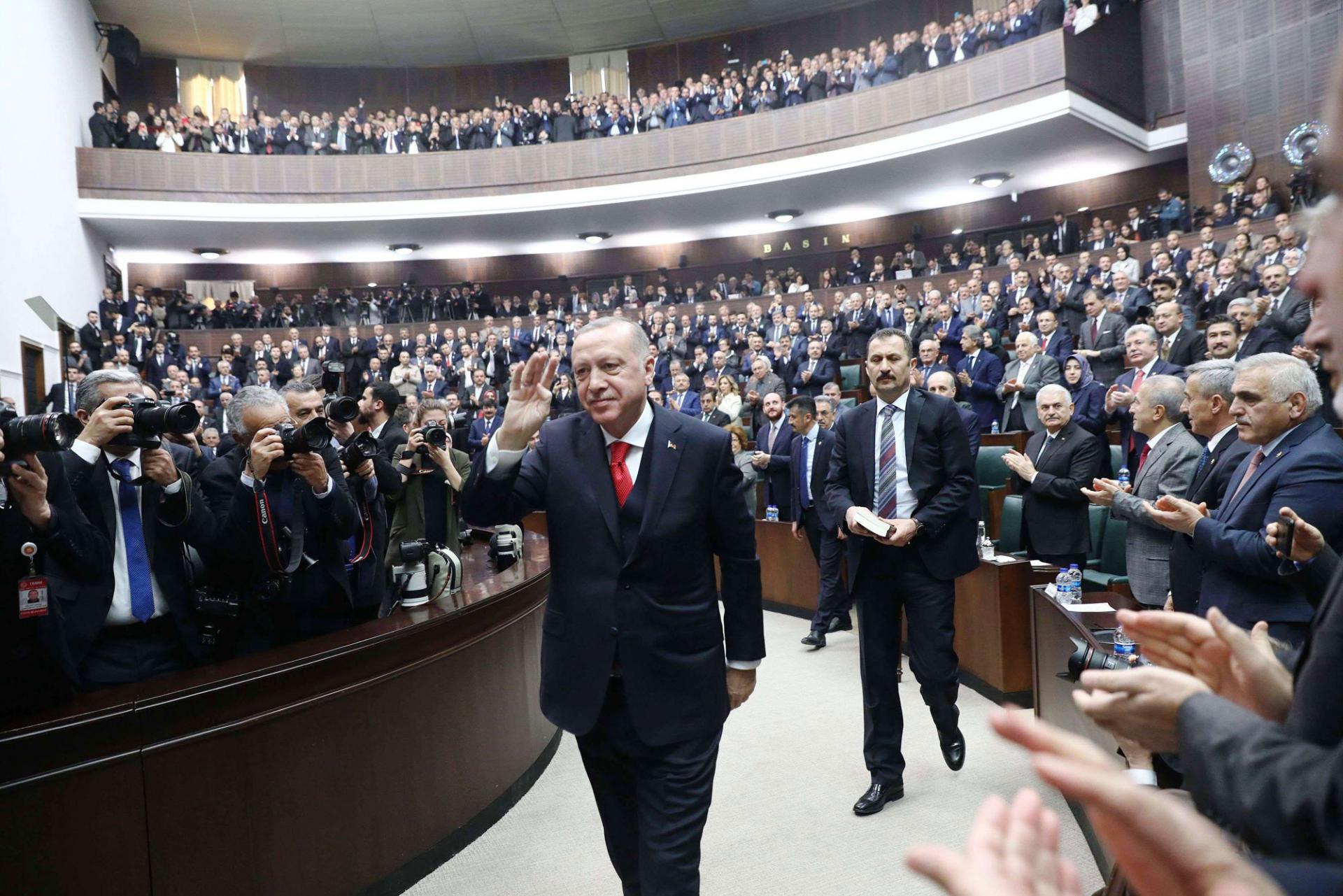 أردوغان ينهك تركيا بتدخلاته العسكرية في سوريا وليبيا