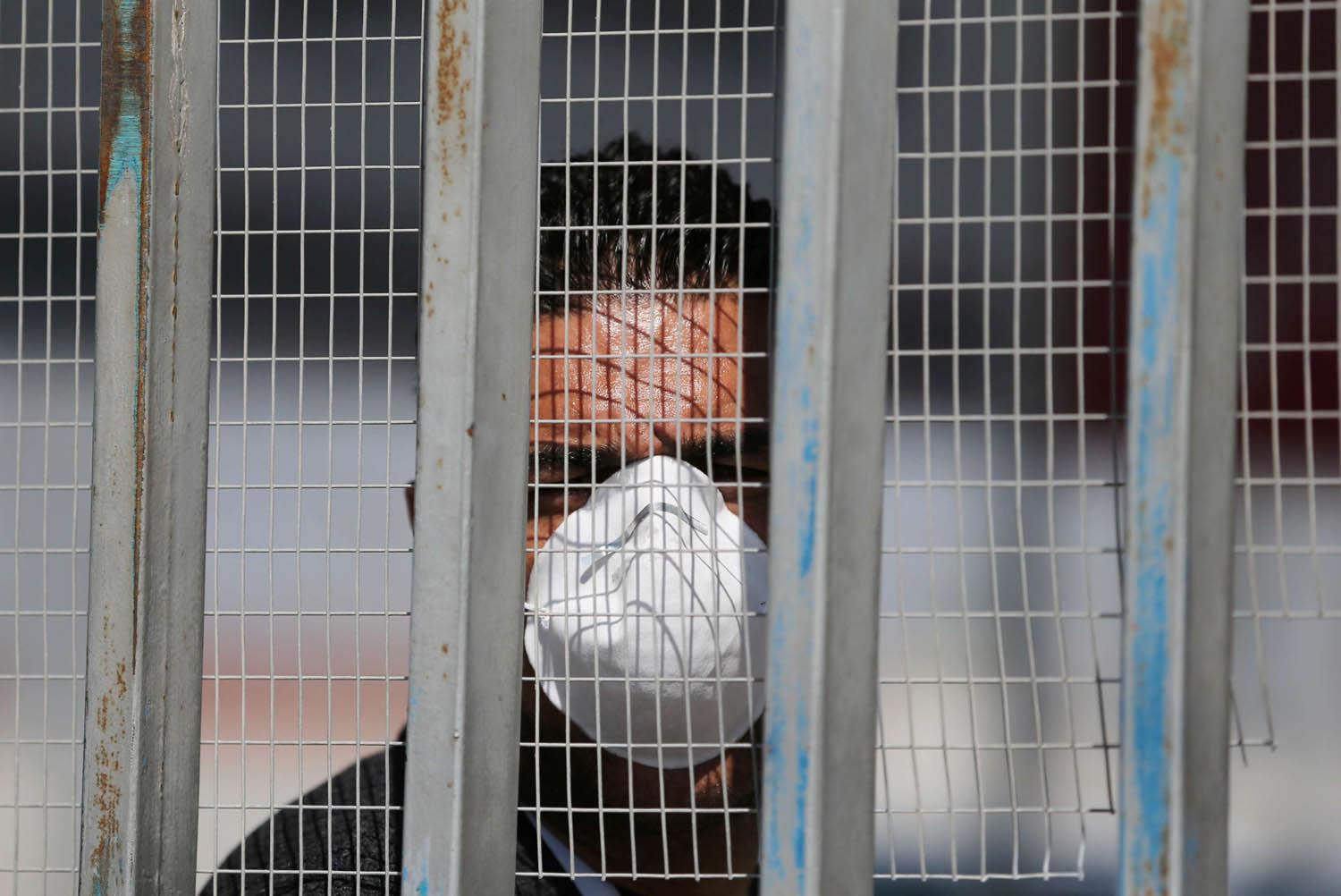 فلسطيني يرتدي قناع واق في غزة