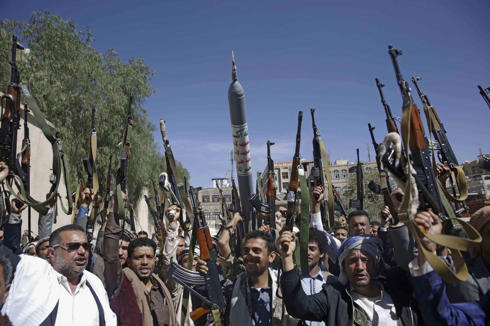 The battle comes hours after the Yemeni government called on Washington to designate Huthi rebels a terrorist organisation
