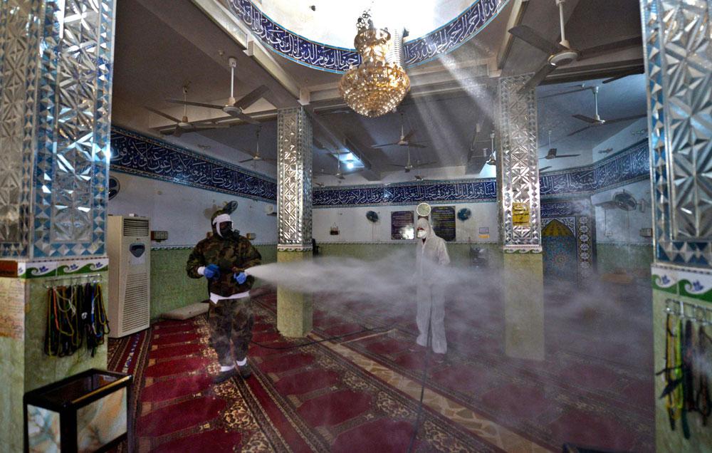 تعقيم المزارات والمراقد الشيعية للوقاية من فيروس كورونا