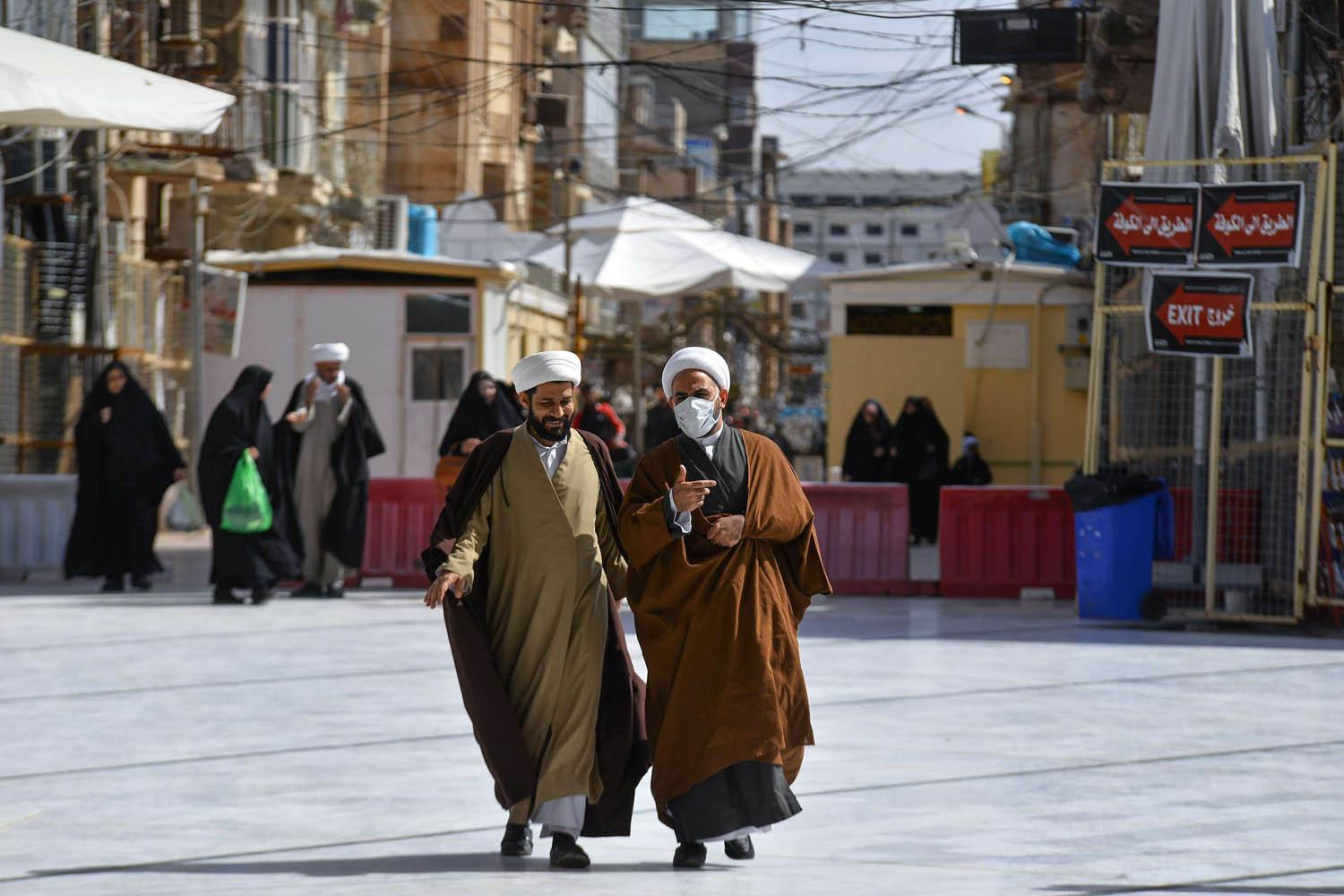 رجلا دين عراقيان في النجف