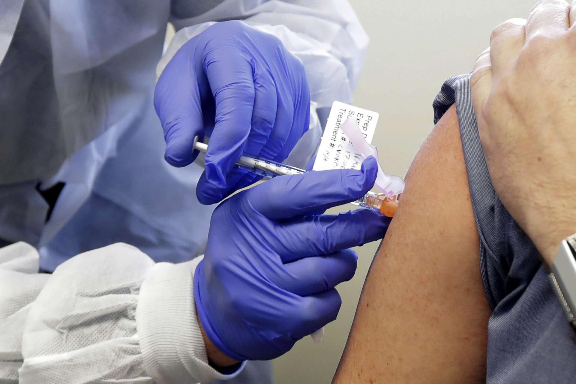 مريض يتلقى حقنة في الكتف