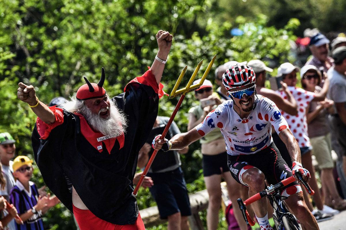 منظمو طواف فرنسا يدرسون اقامة أول ثلاثة أيام من السباق وسط قيود على عدد المتفرجين