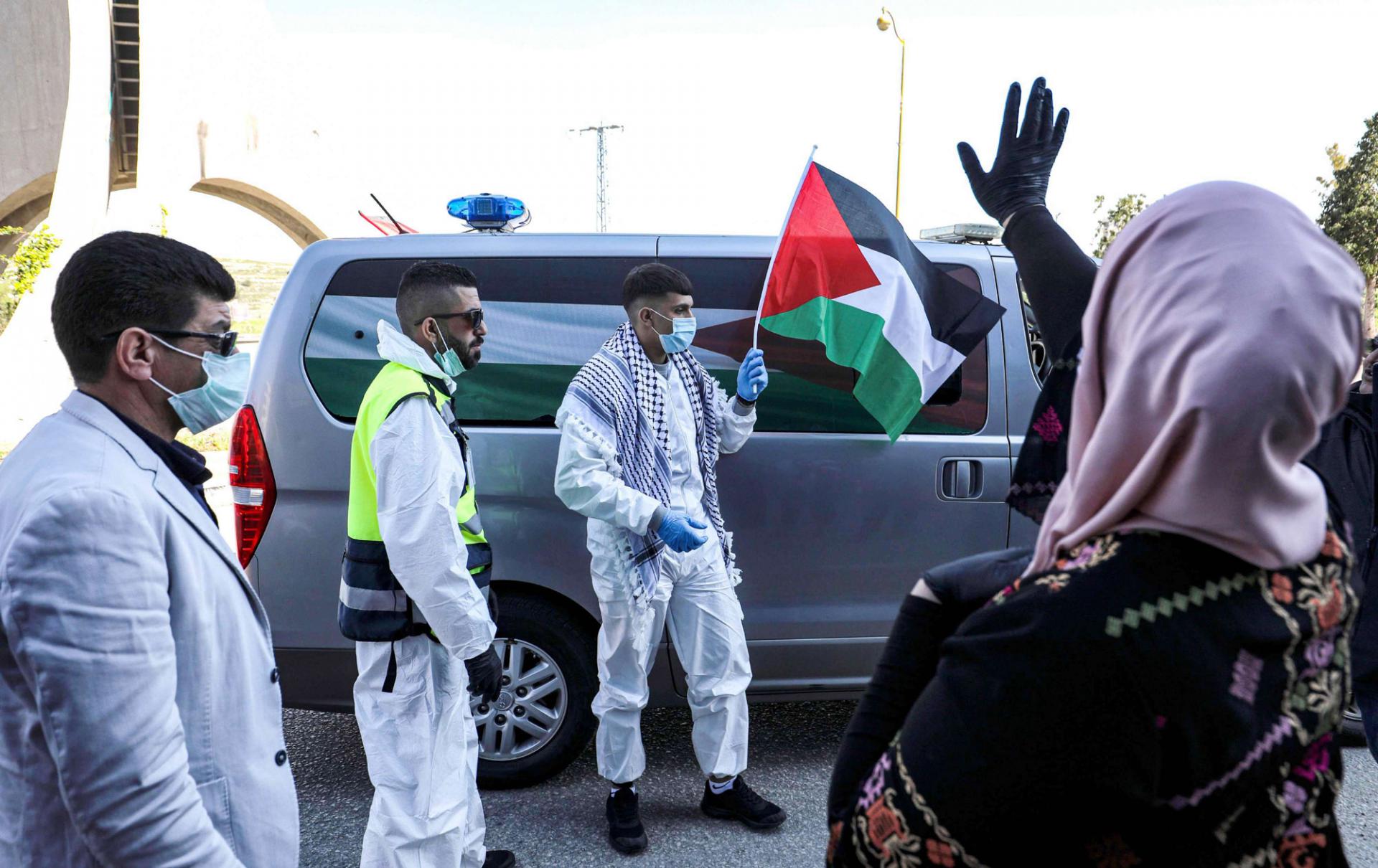 كورونا يحول دون معانقة الأم لإبنها المفرج عنه بعد 18 شهرا