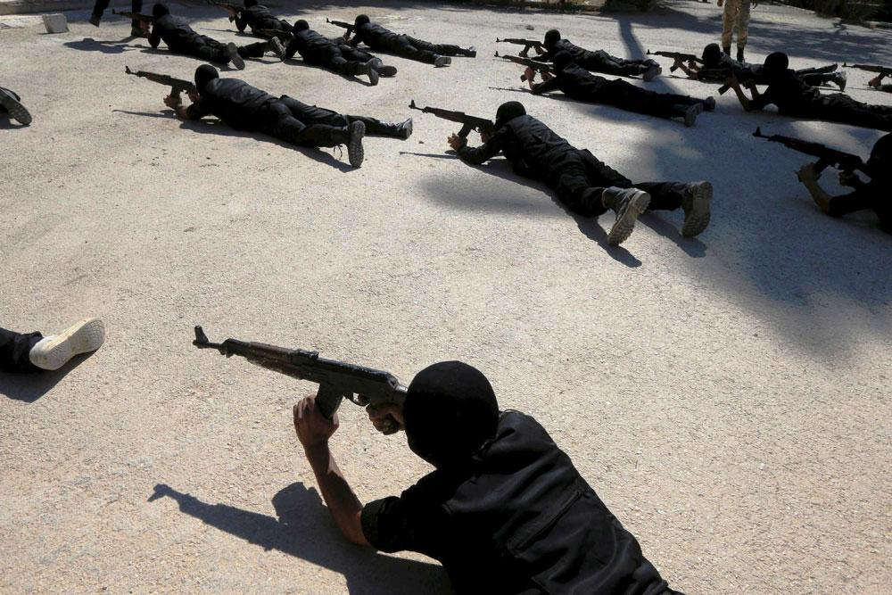  عناصر فيلق الرحمن السوري خلال تدريبات على القتال