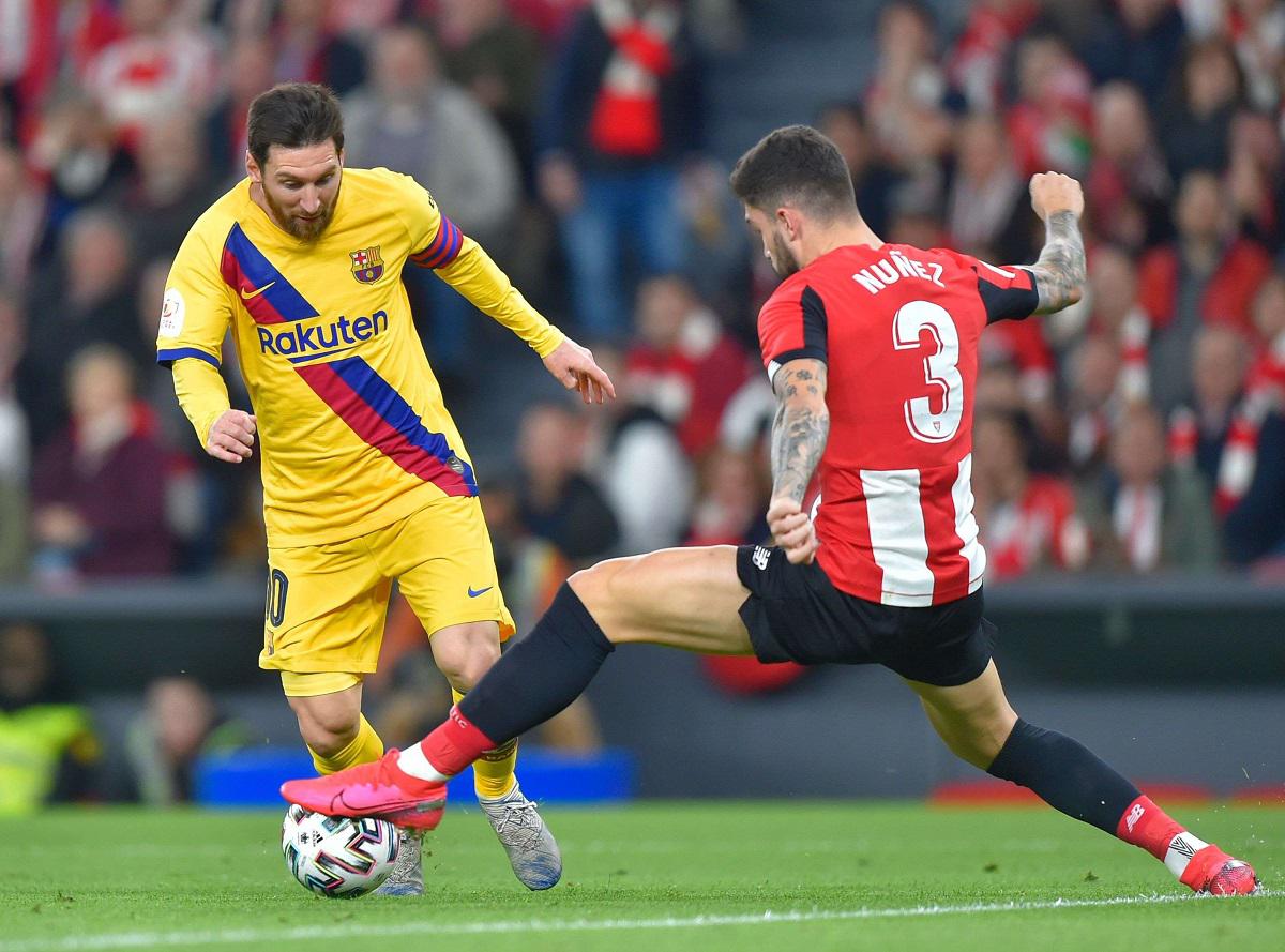 ليونيل ميسي يواجه مدافع أتلتيك بيلبا الإسباني أوناي نونيز خلال مباراة ربع نهائي كأس إسبانيا 