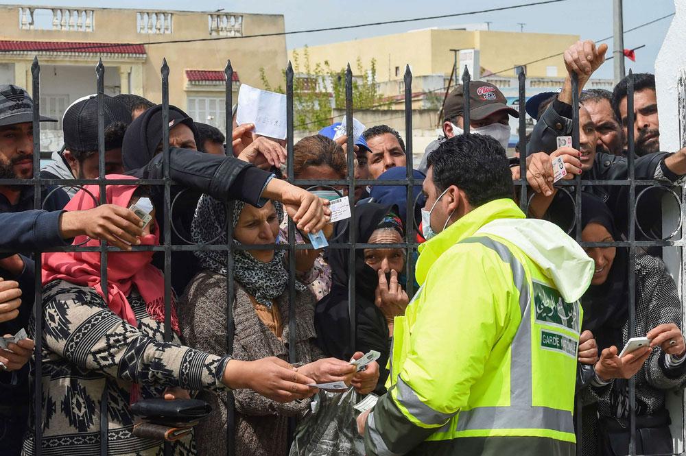 الحاجة إلى المساعدات تدفع التونسيين لتجاهل خطورة الوباء
