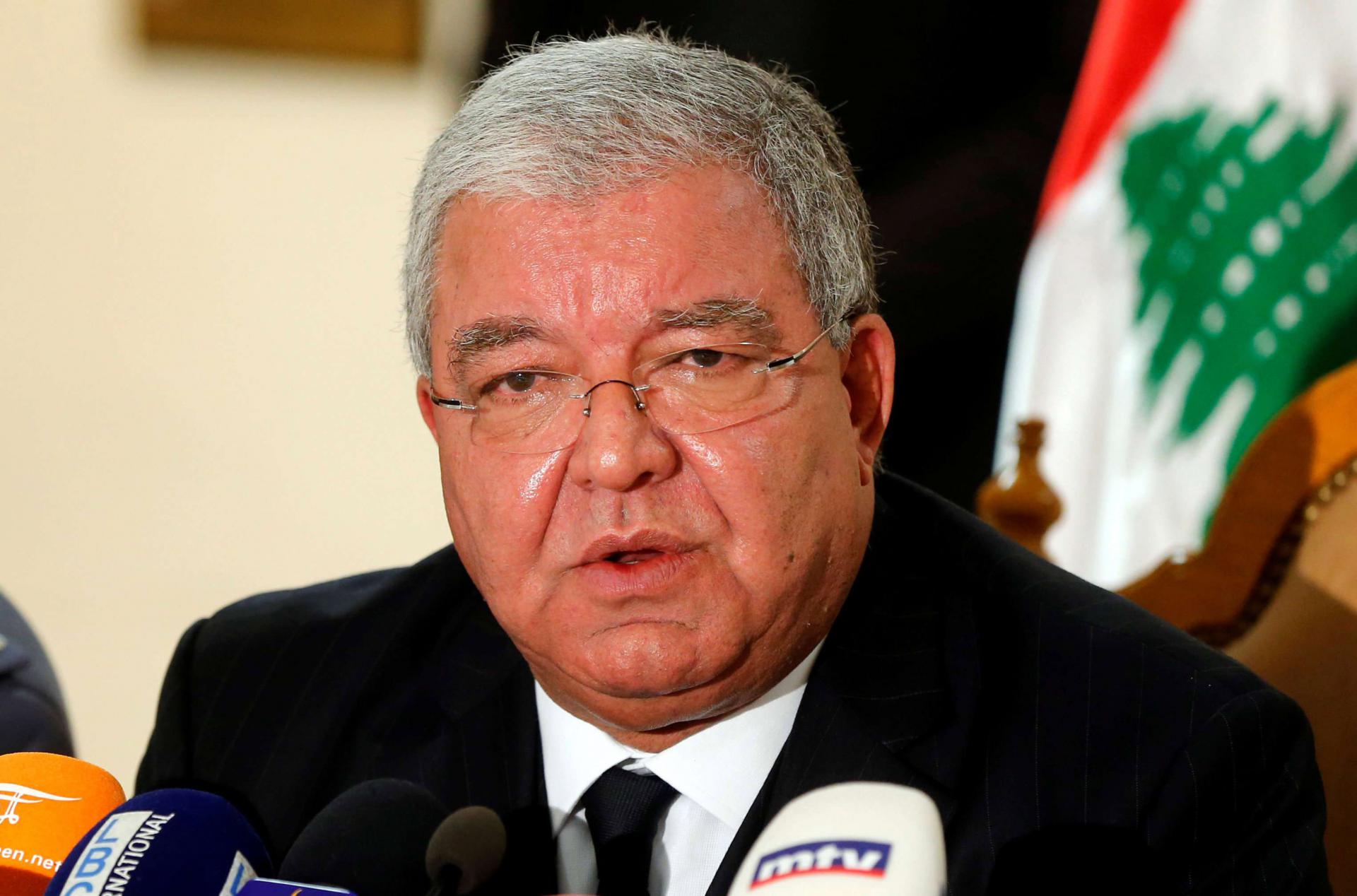 المشنوق يستنكر التهرب من تحمل المسؤولية وترك المصارف والمودعين في الواجهة