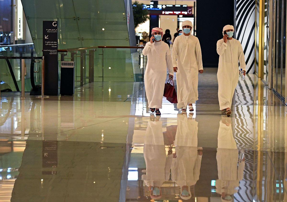 شباب إماراتيون يتمشون في مول دبي