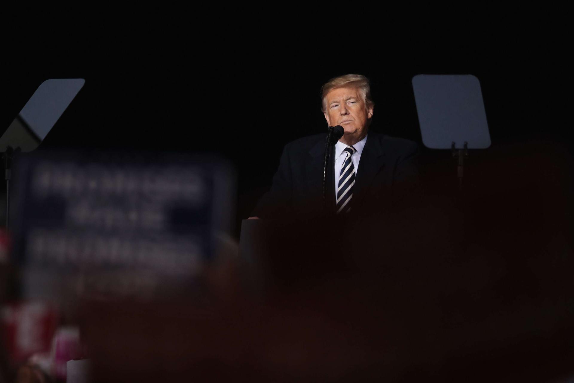 ترامب يقيل من ينتقده في إدارة البلاد ويستبدلهم بموالين له