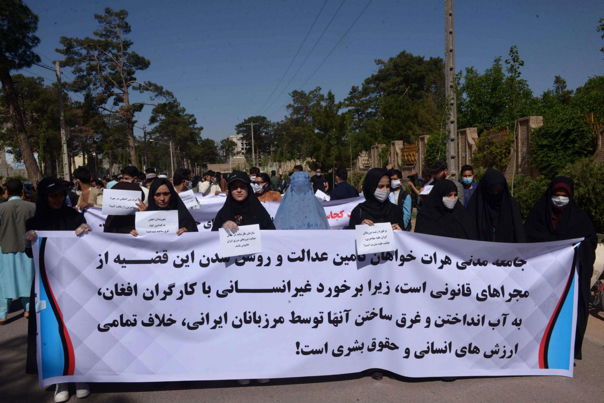 عشرات الأفغان يهتفون بالموت لروحاني وخامنئي