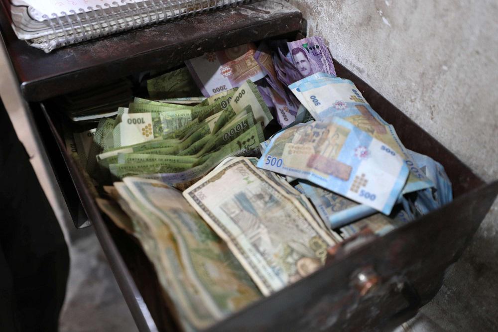 انهيار الليرة عقد الوضع الاقتصادي والمالي في سوريا