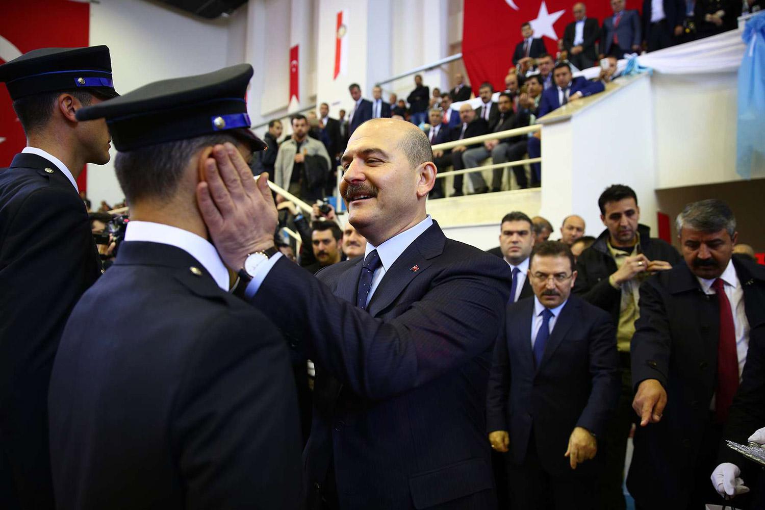 الولاء التام لأردوغان أو السجن في تركيا