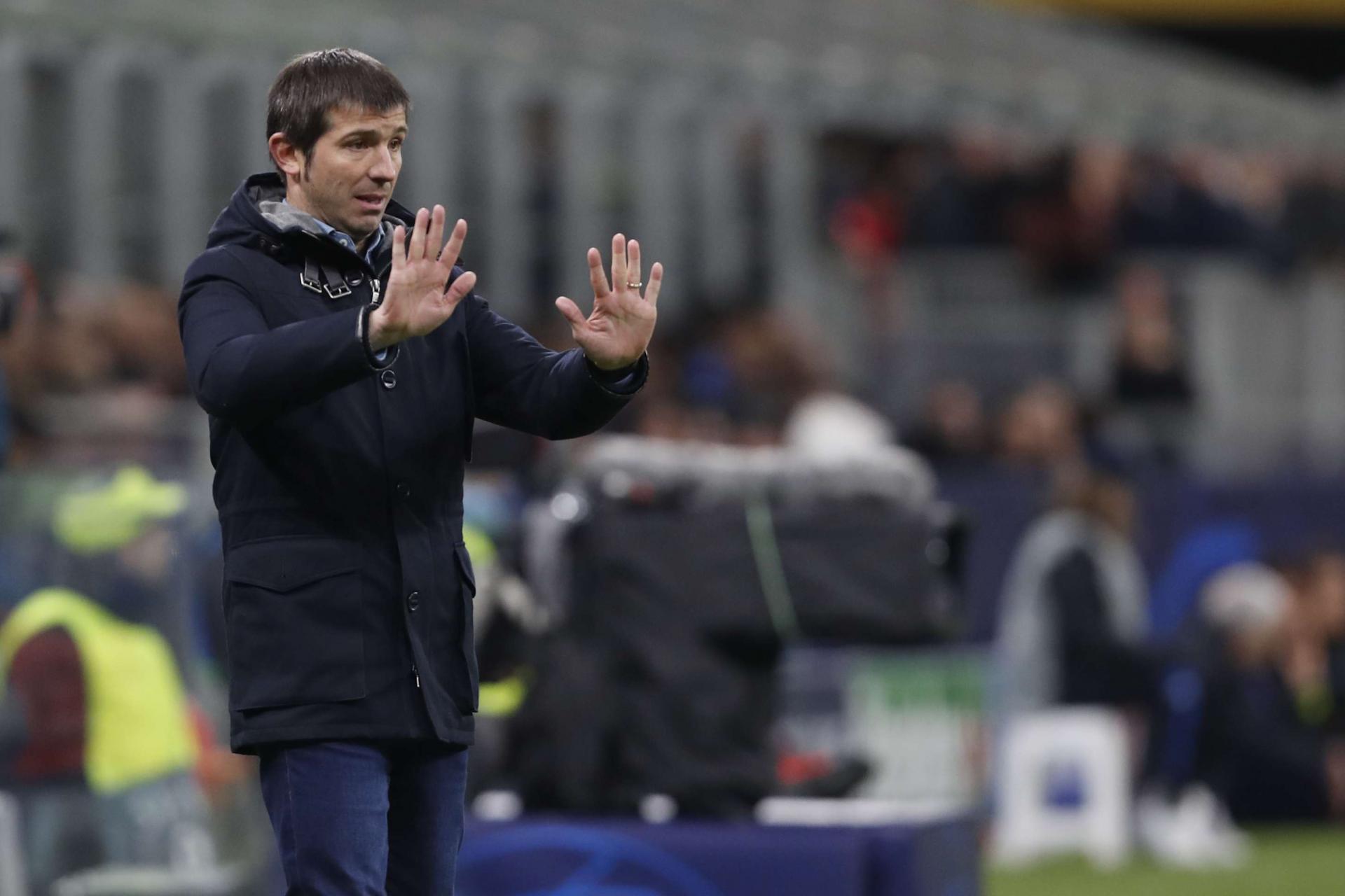 فالنسيا يقيل سيلادس بعد التأكيد على بقائه