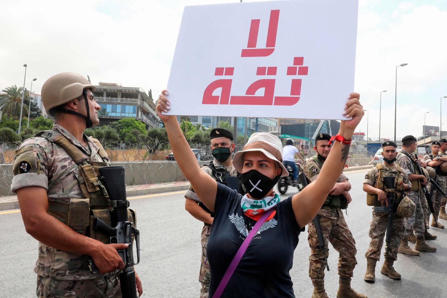 حوار طرشان بين الشارع والمسؤولين في لبنان