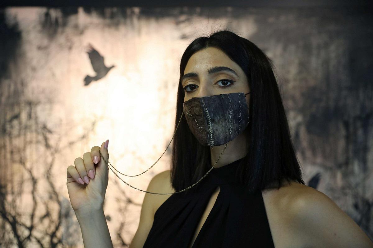 عارضة تلبس كمامة مصنوعة من قشر الباذنجان من قبل الطاهي الأردني عمر سرطاوي