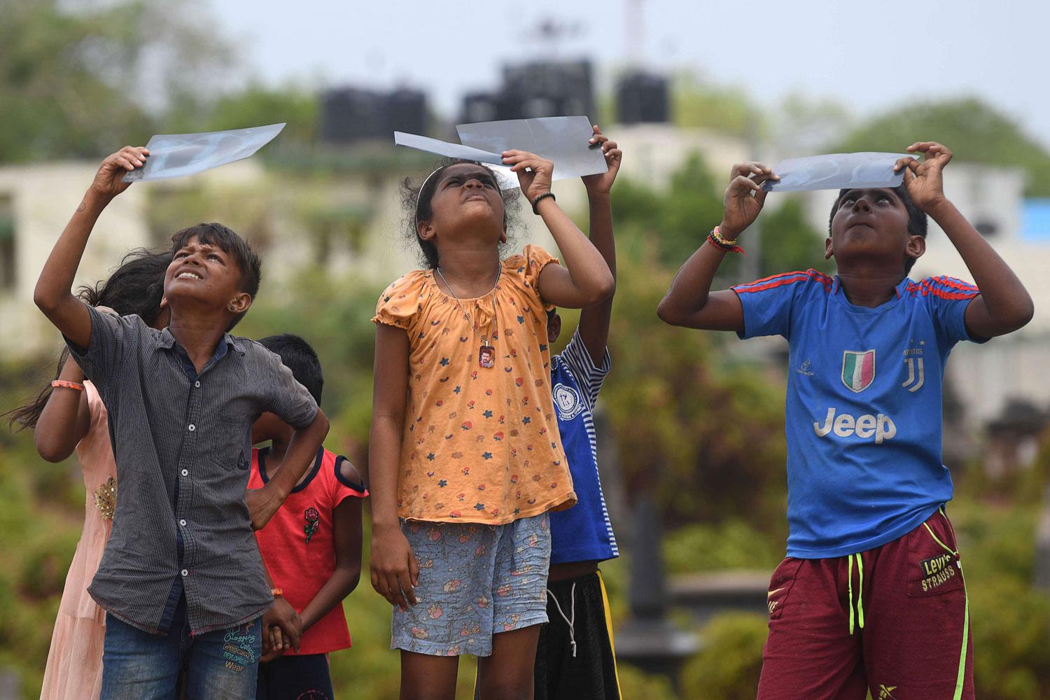 مشاهدة كسوف الشمس