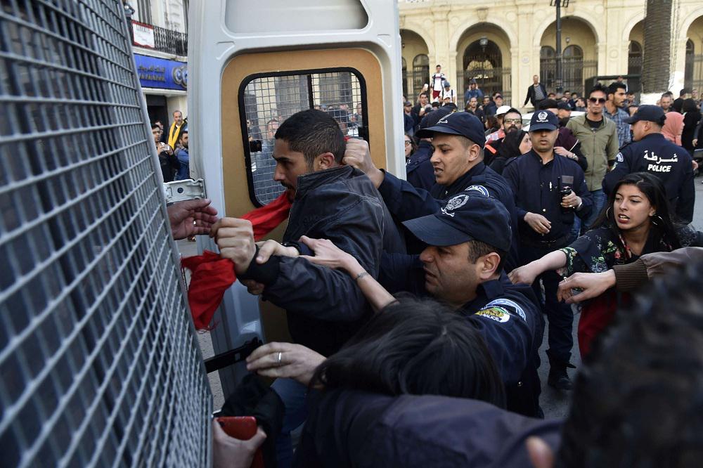 محاولات لا تهدأ لاخماد الحراك الجزائري