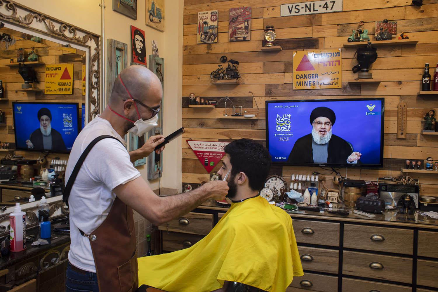 حلاق في الضاحية الجنوبية لبيروت يستمع لخطاب حسن نصرالله
