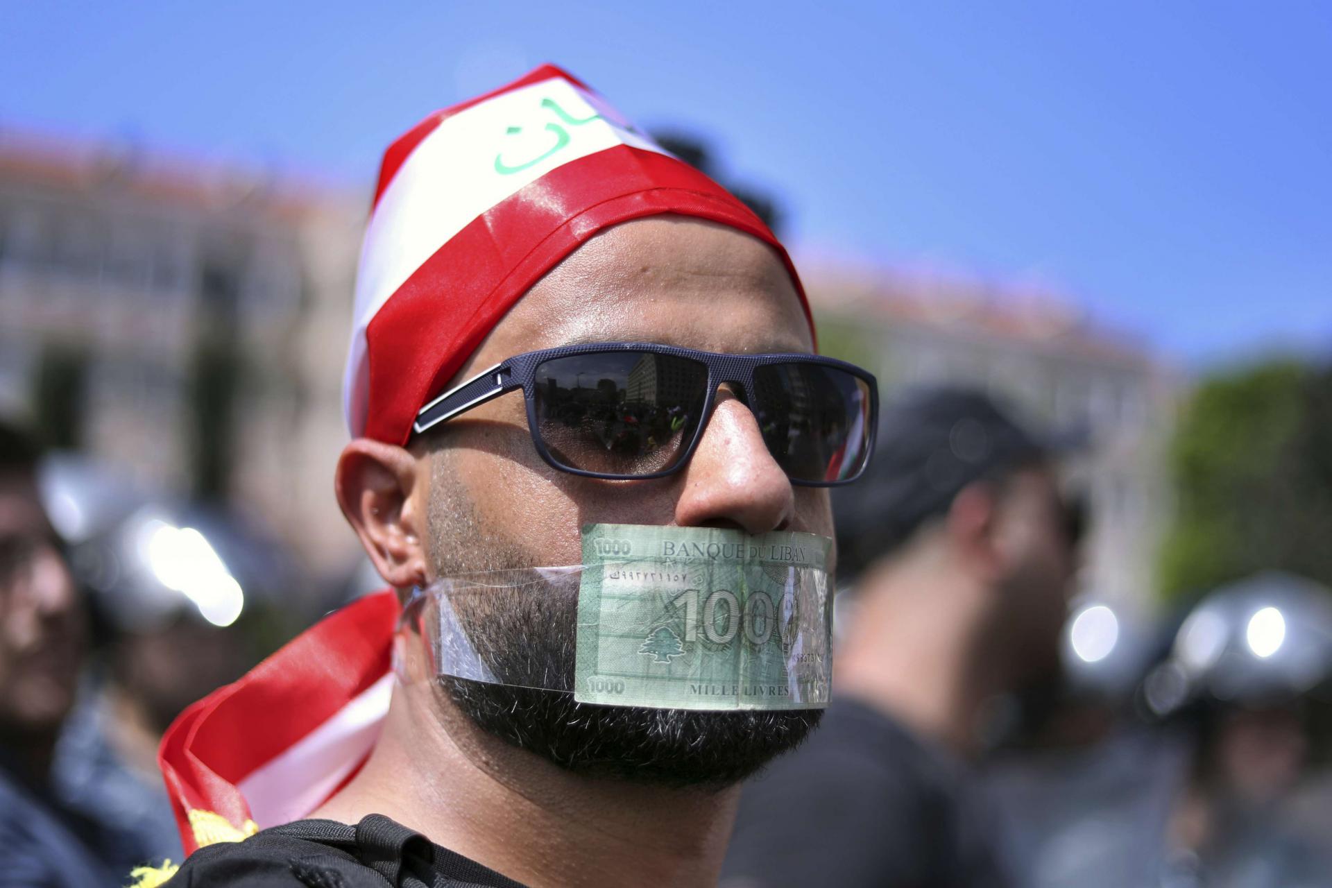الليرة تتخطى عتبة الـ7 آلاف مقابل الدولار