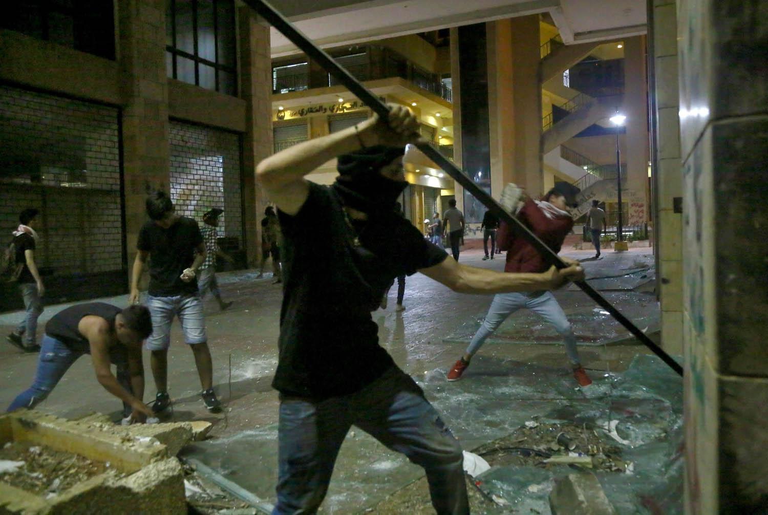 محتجون يخربون محلات في الحي التجاري بوسط بيروت