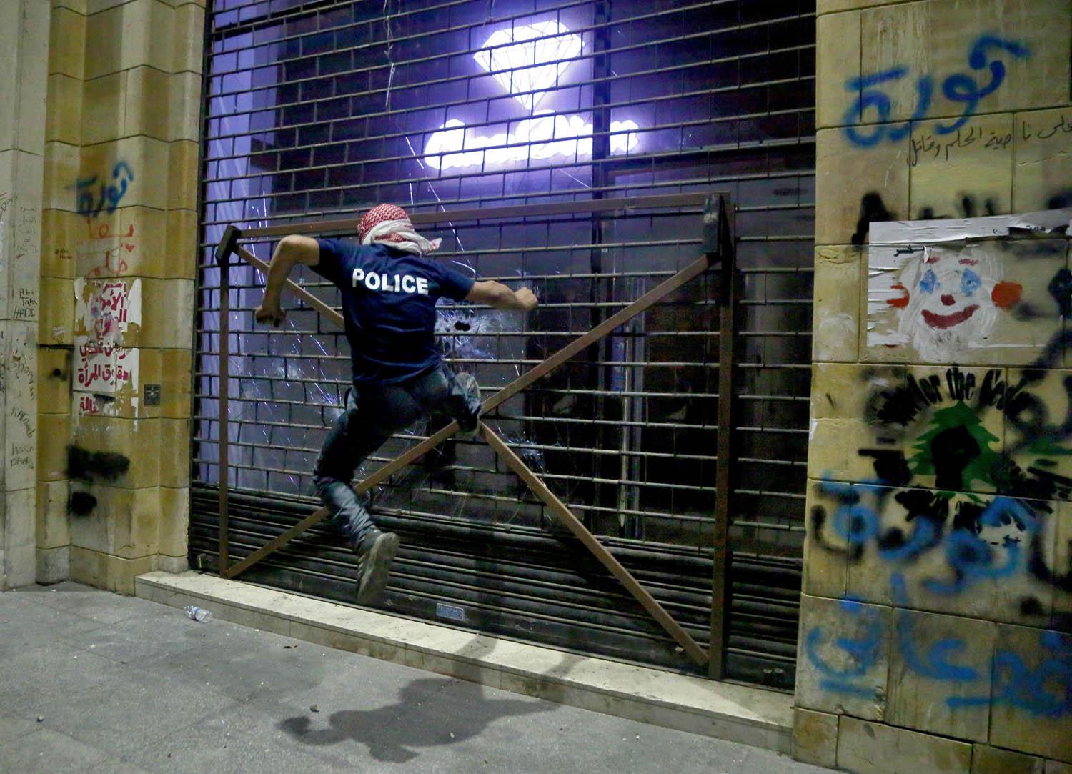 محتج يقوم بتكسير محال تجارية وسط بيروت