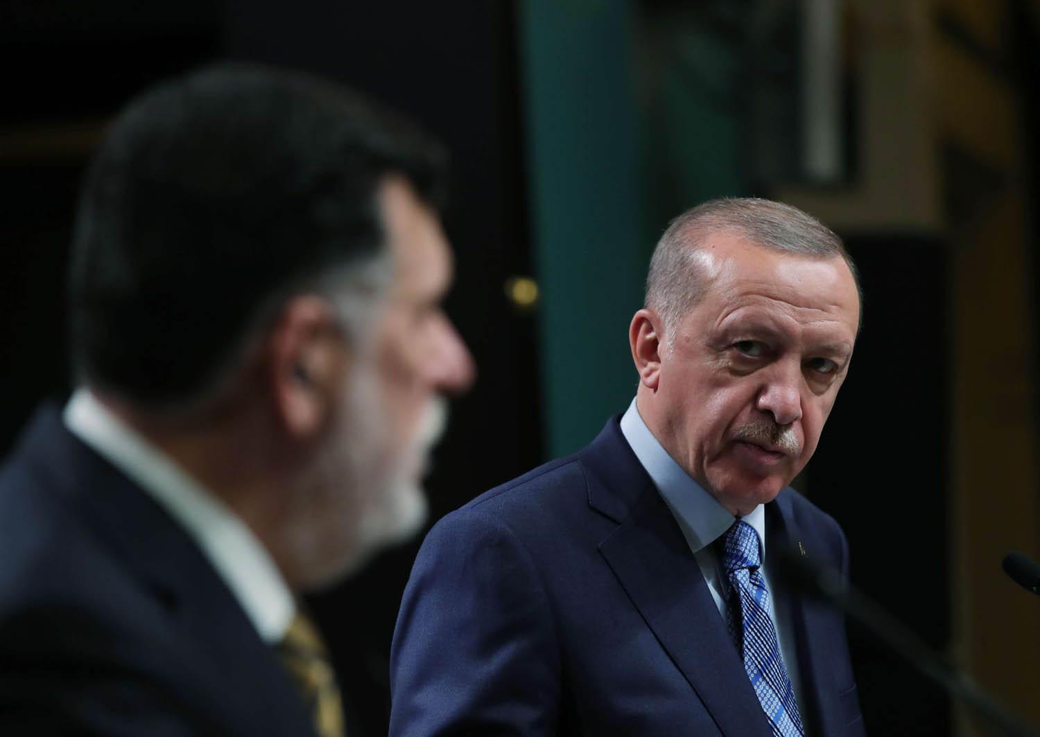 الرئيس التركي رجب طيب أردوغان في مؤتمر صحفي مع رئيس حكومة الوفاق الليبية فايز السراج