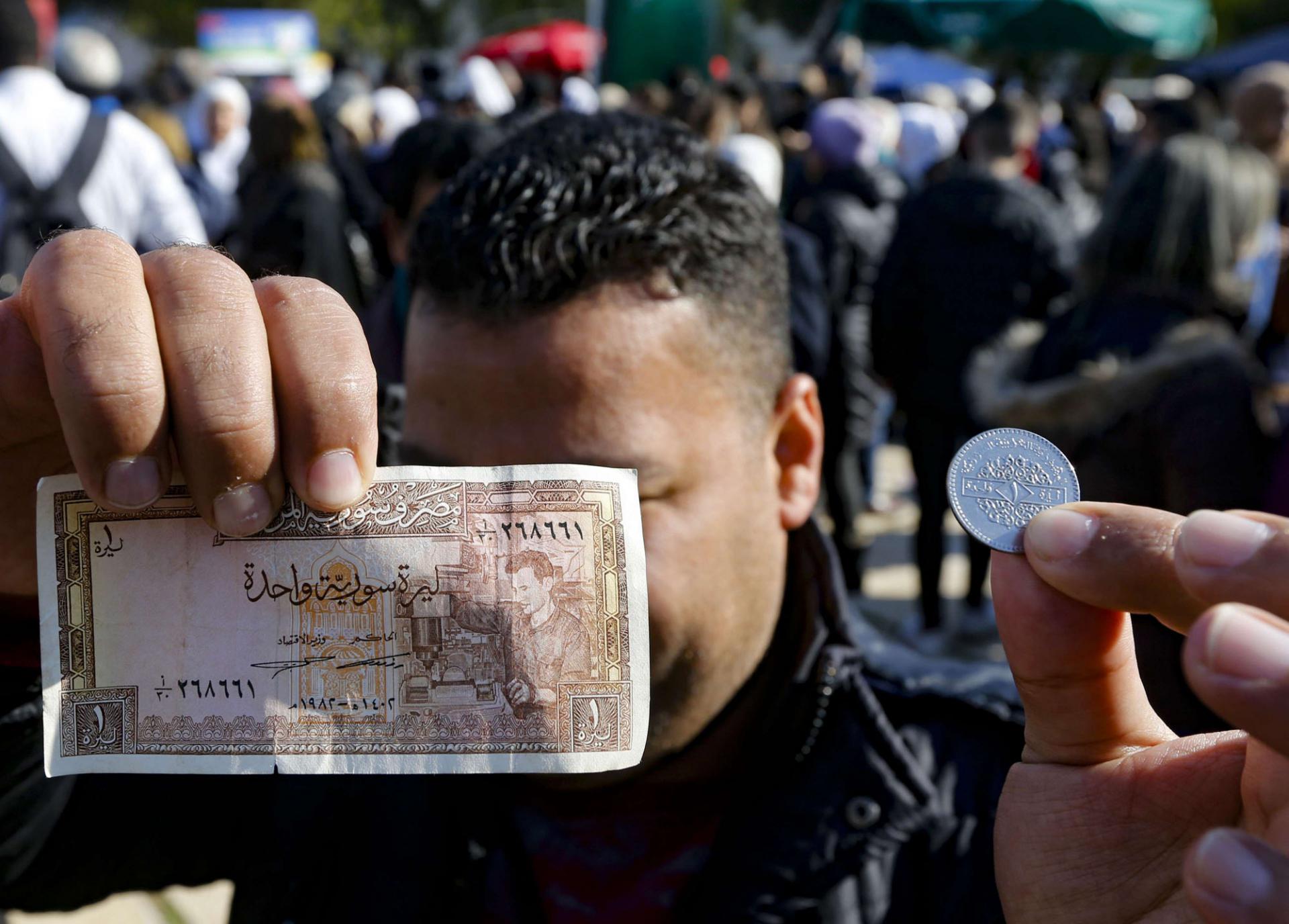 سعر الصرف الرسمي يعادل 700 ليرة مقابل الدولار