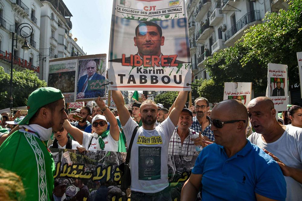 الحراك الشعبي يطالب بالافراج عن جميع المعتقلين
